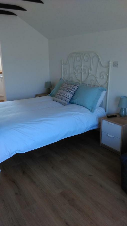 The Lodge Guesthouse Brittas Exterior photo